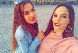 Fátima (izquierda) junto a su hermana Paula, en su foto preferida.