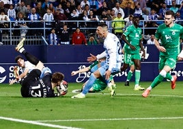 Yanis Rahmani se lamenta por la ocasión fallada del Málaga en el partido frente al Racing.