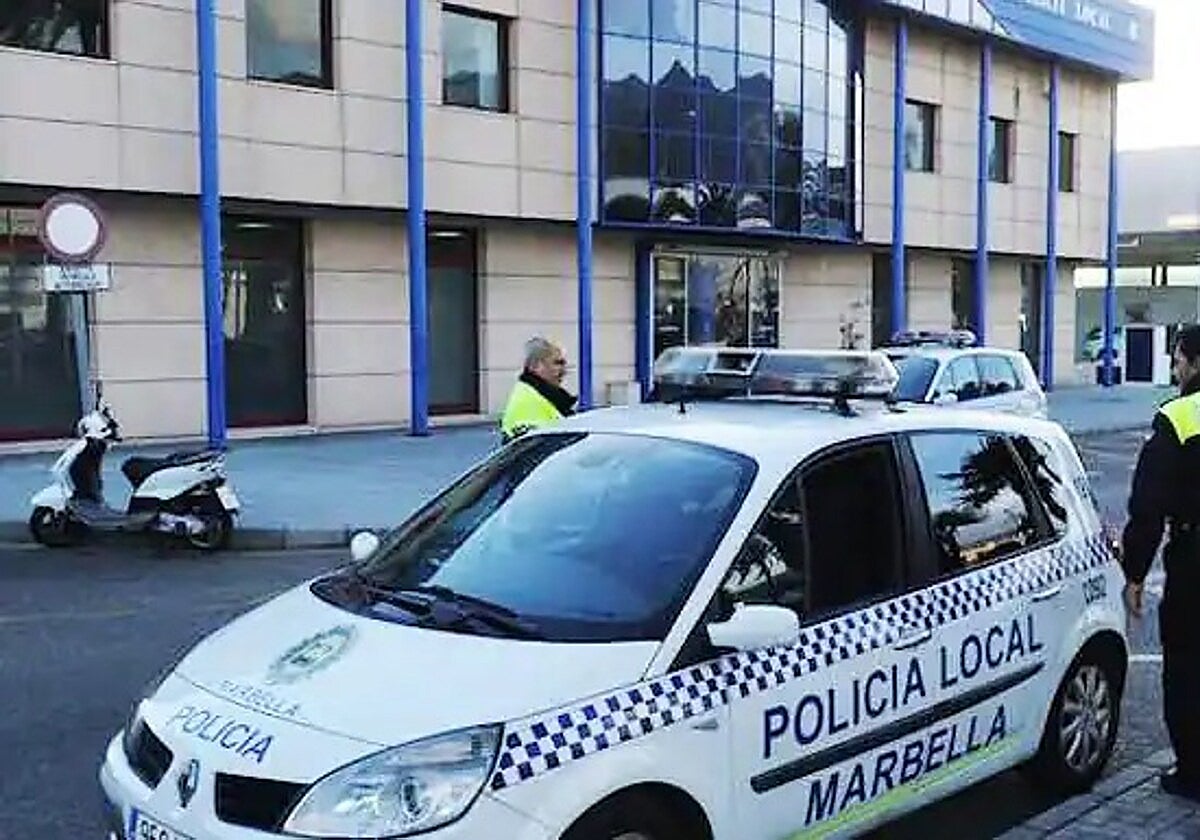 A la fuga en un coche robado y sin carnet tras sustraer un bolso de un tirón en Marbella