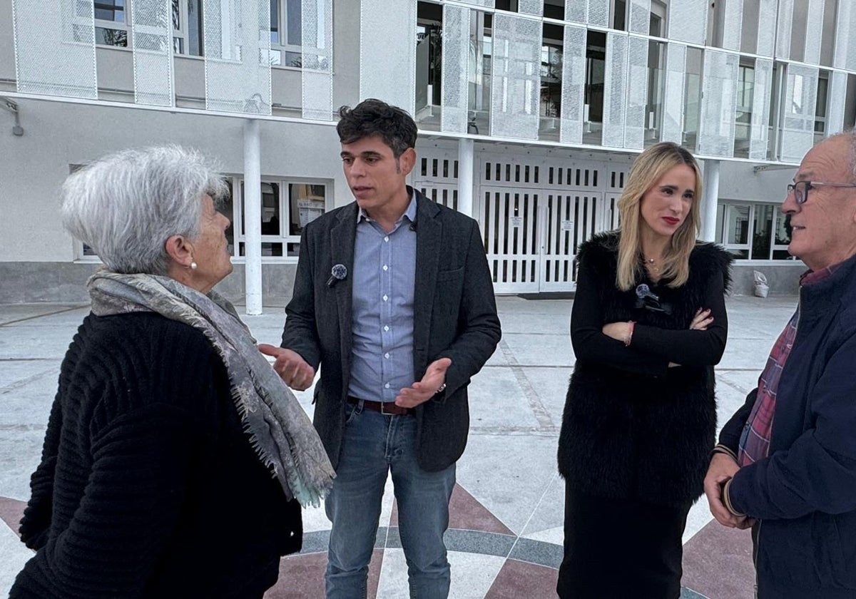 Concejales del PSOE a las puertas del Ayuntamiento de Alhaurín de la Torre.