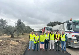 Autoridades y técnicos, en los trabajos de asfaltado en la carretera comarcal MA-6414.