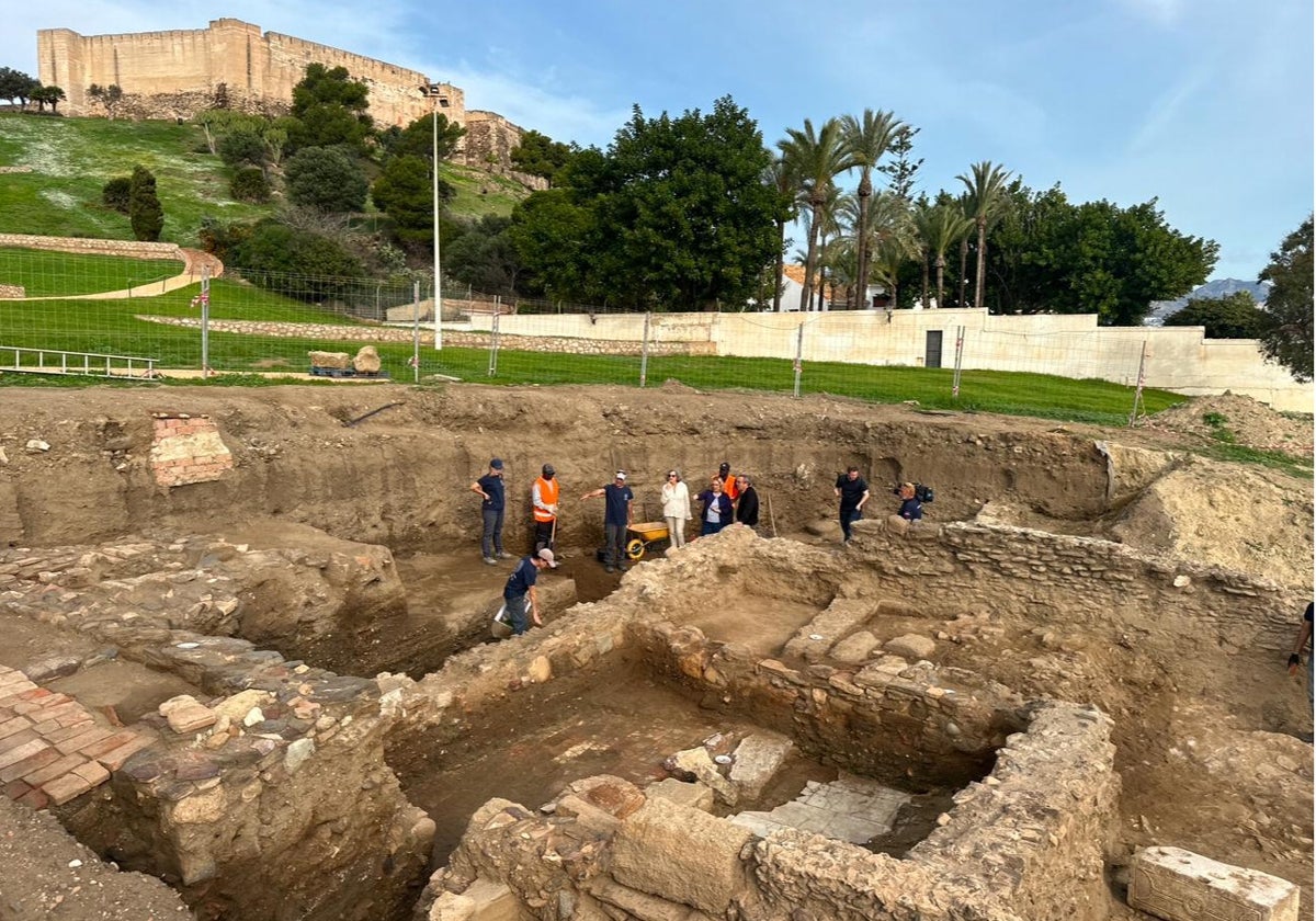 Vista del yacimiento durante la visita de la alcaldesa.