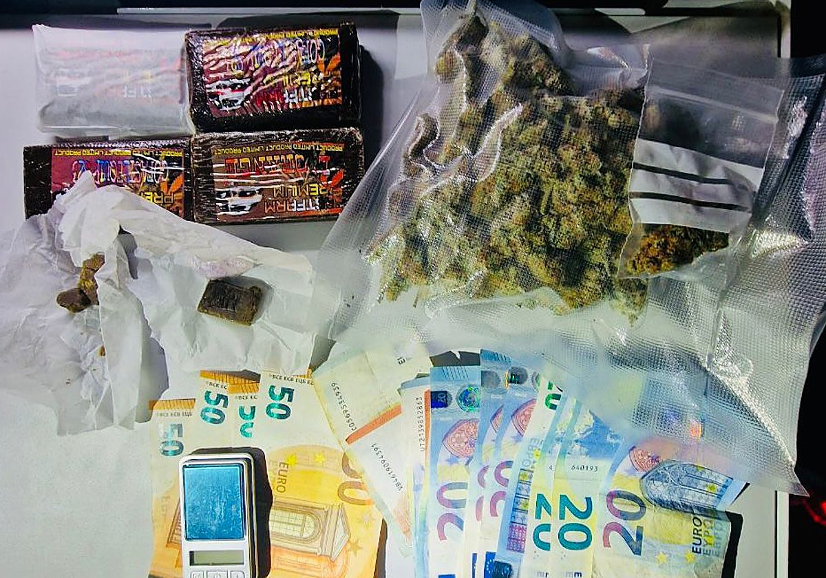 Imagen de la droga y el dinero en metálico incautado por los agentes locales de Vélez-Málaga.