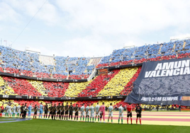 Prolegómenos del partido en Mestalla entre el Valencia y el Betis, en unos días en que son constantes los homenajes y el recuerdo de los equipos a las víctimas de la DANA levantina.