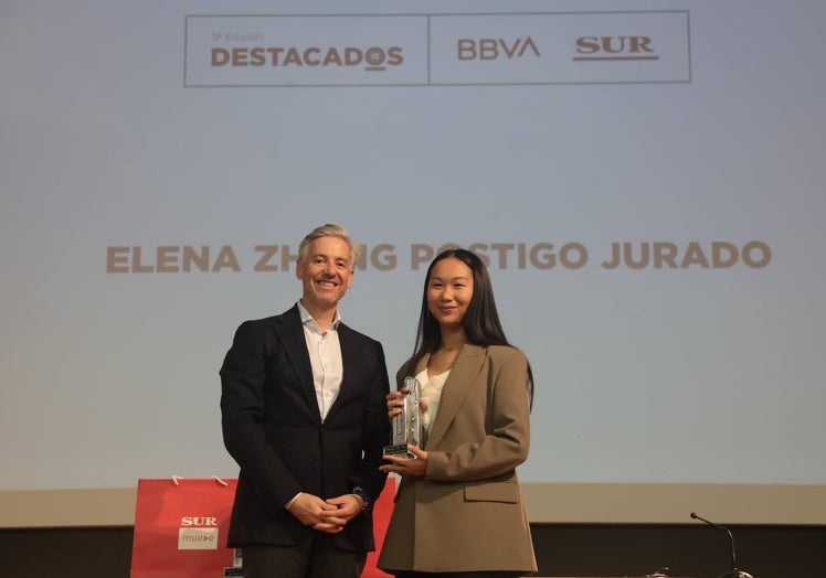 El director de Zona de BBVA Málaga, Córdoba y Melilla, José María Hernández y la premiada Elena Zhang Postigo Jurado.