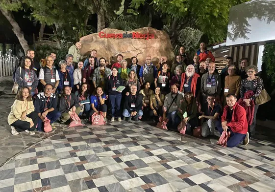 Participantes en el encuentro, en el acceso a la cavidad nerjeña.