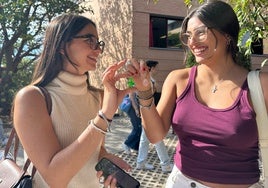 Estudiantes de la UMA con sus amuletos.