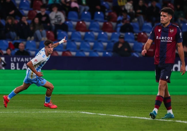 Larrubia celebra su gol, el 1-1 en el partido.
