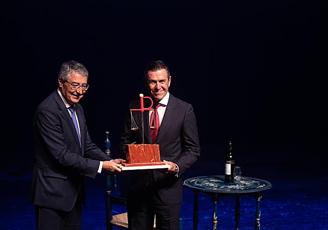 Joselito al recoger el galardón.