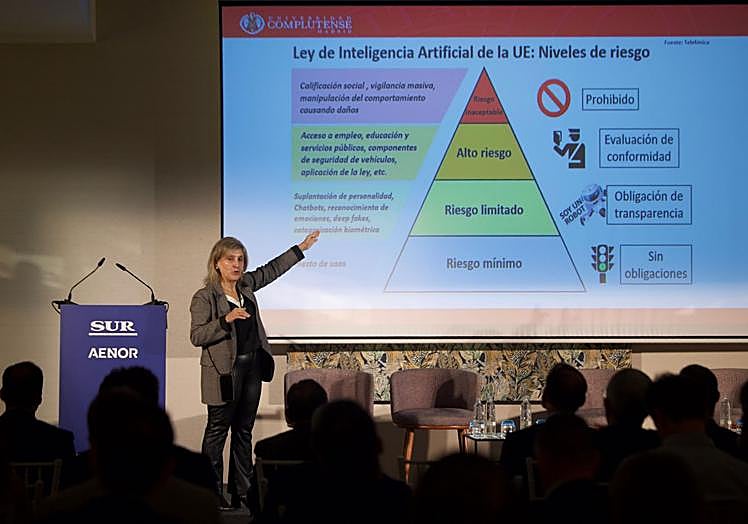 La experta en IA, Carmen Muñoz, analizó los niveles de riesgo en el uso de la IA recogidos por el reglamento europeo.