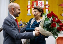 Salas le entrega un ramo de rosas a Álvarez a la conclusión del acto.