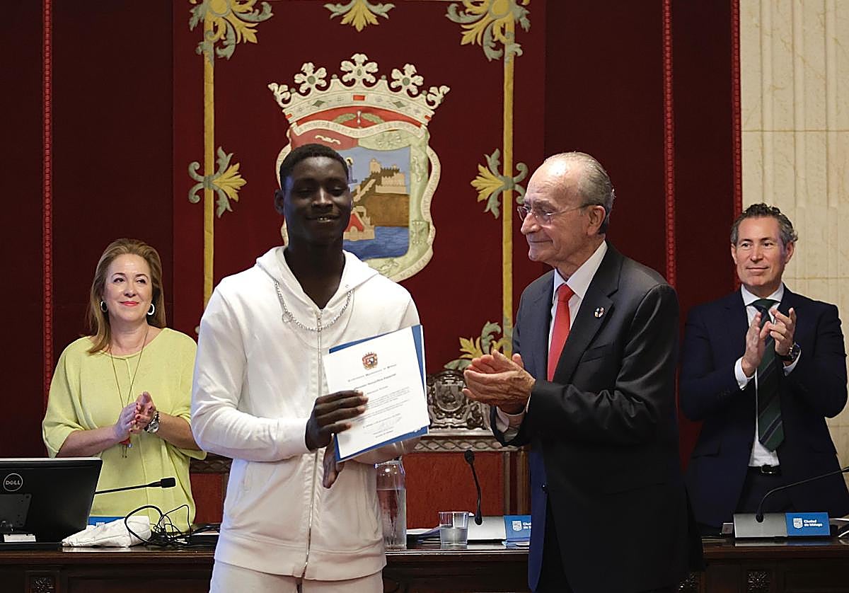 El pleno de Málaga reconoce a Mansour Konte, el joven que salvó a una mujer en Héroe de Sostoa durante la DANA y que será el rey mago Baltasar