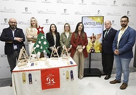 Representantes del Ayuntamiento y la asociación del comercio, presentando la campaña navideña de este 2024