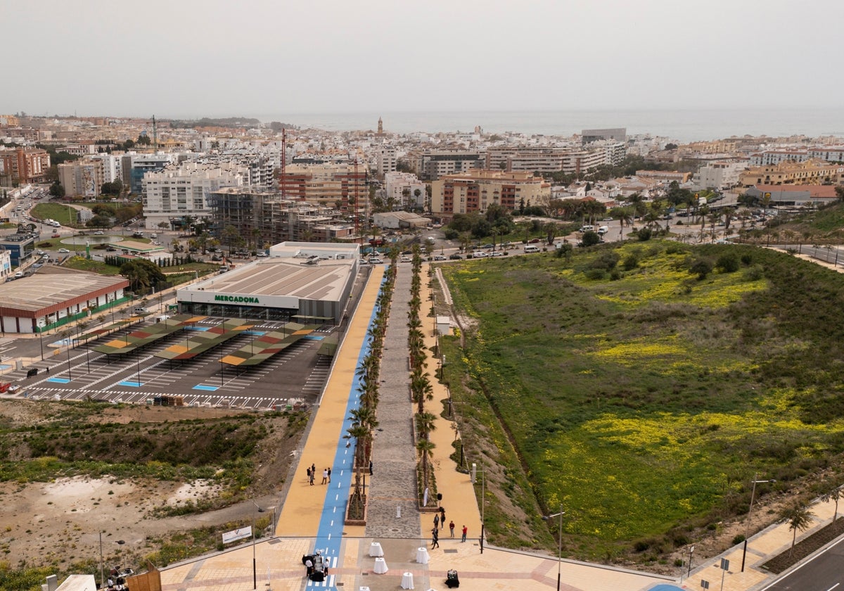 Estepona proyecta la construcción de una piscina cubierta en la avenida Puerta del Mar