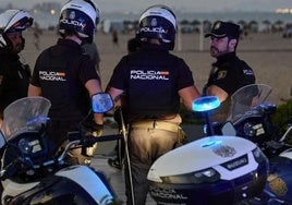 Imagen de archivo de policías nacionales en la playa