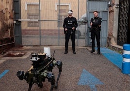 El perro robot de la Policía Local de Málaga se pone a prueba en un simulacro de emergencia y rescate