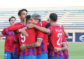 Los jugadores del Torre del Mar celebran un gol.