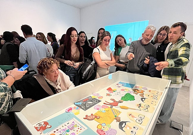 Pacientes de la asociación ADACEMA contemplan sus piezas artísticas.