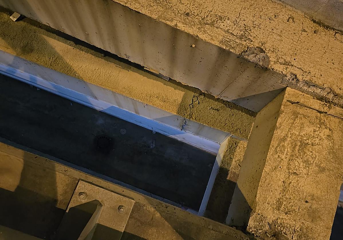 Hueco por donde se precipitó el menor.