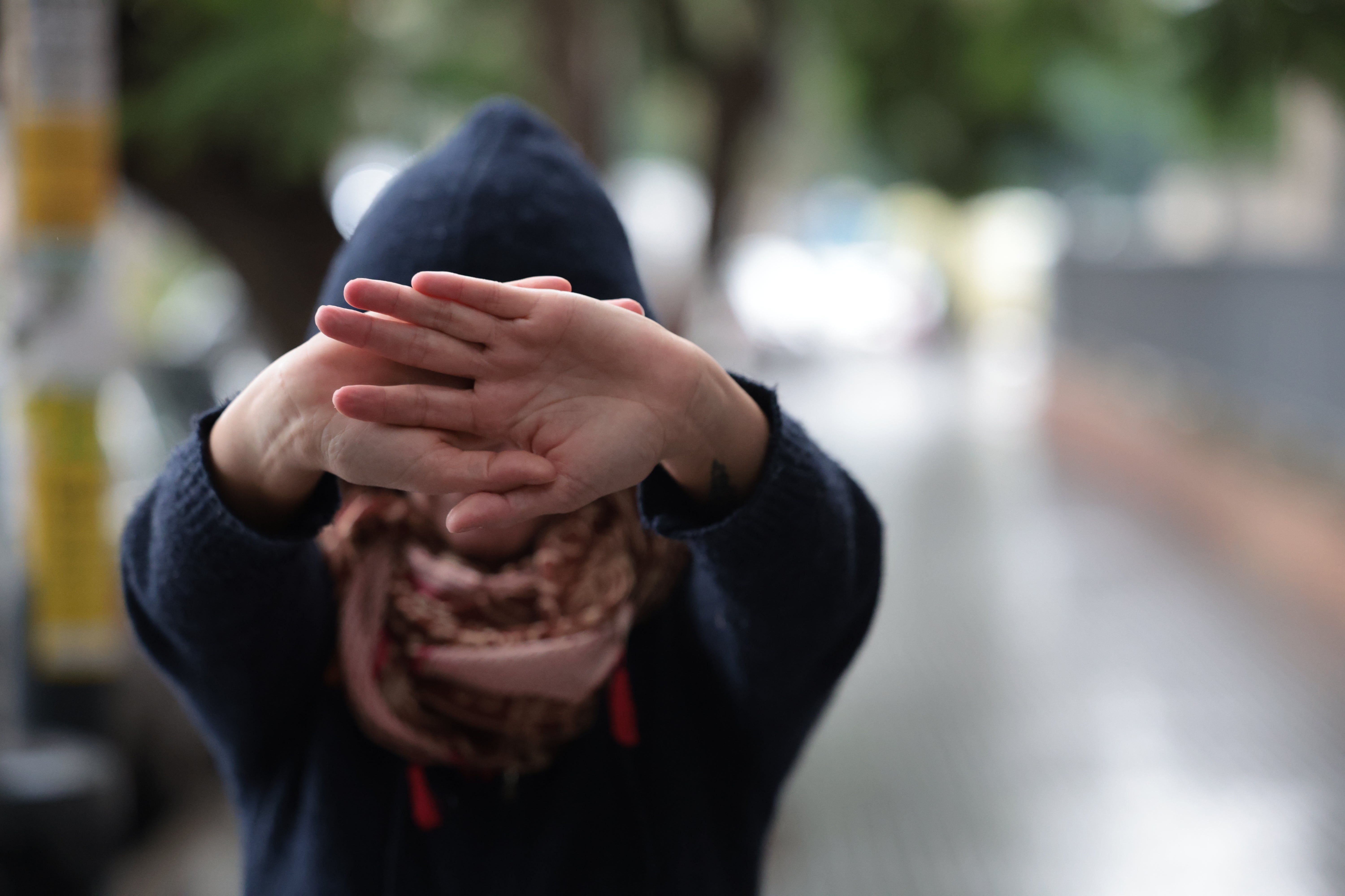 Libertad (nombre ficticio) oculta su rostro con un gesto con el que también quiere decir «hasta aquí, nunca más».