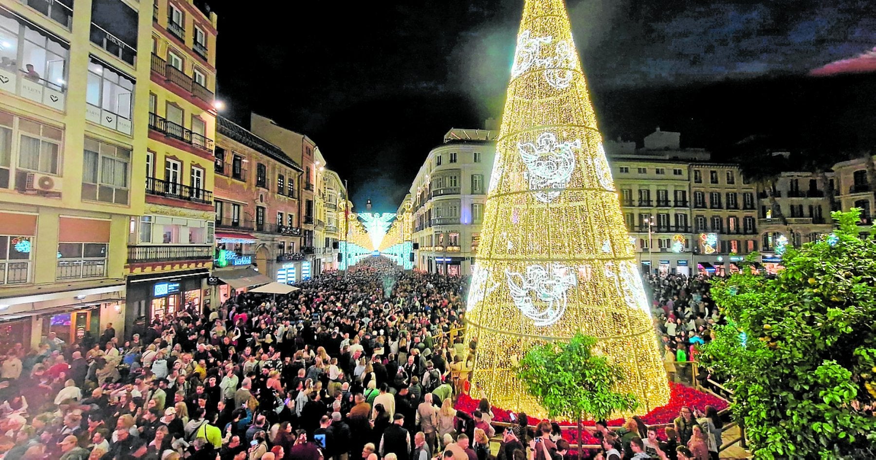 Miles de personas acudieron ayer a disfrutar del encendido navideñoen la calle Larios y del ambiente en las calles del Centro::.