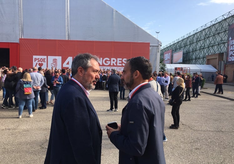 Pérez y Espadas, este mediodía, en el exterior del plenario del congreso.