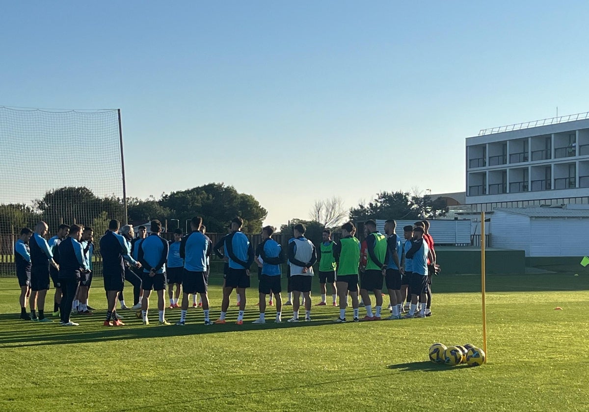 Los jugadores del Málaga, en un entrenamiento de estos días en el Parador de El Saler, en Valencia.