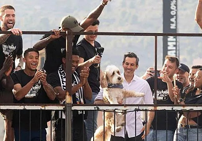 Bob Voulgaris, con su famoso perro Óscar, en la rúa del ascenso a Segunda División.