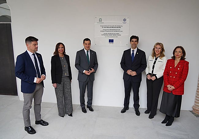 El presidente de la Junta de Andalucía, Juanma Moreno, junto al alcalde de Coín, Francisco Santos, y otras autoridades.