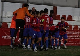 Los jugadores del Torre del Mar celebran el tanto de Pato.