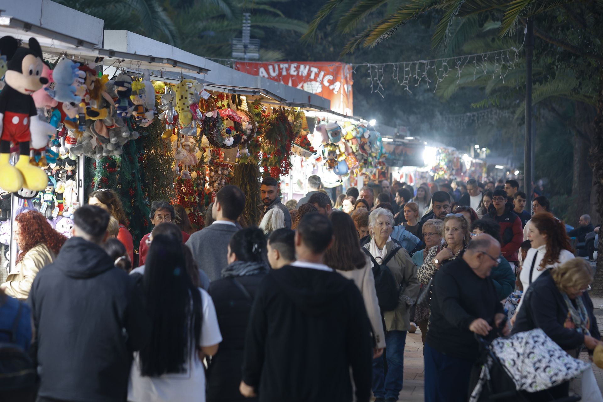 Los tradicionales puestos del Parque son otro de los atractivos de la Navidad en el Centro de Málaga