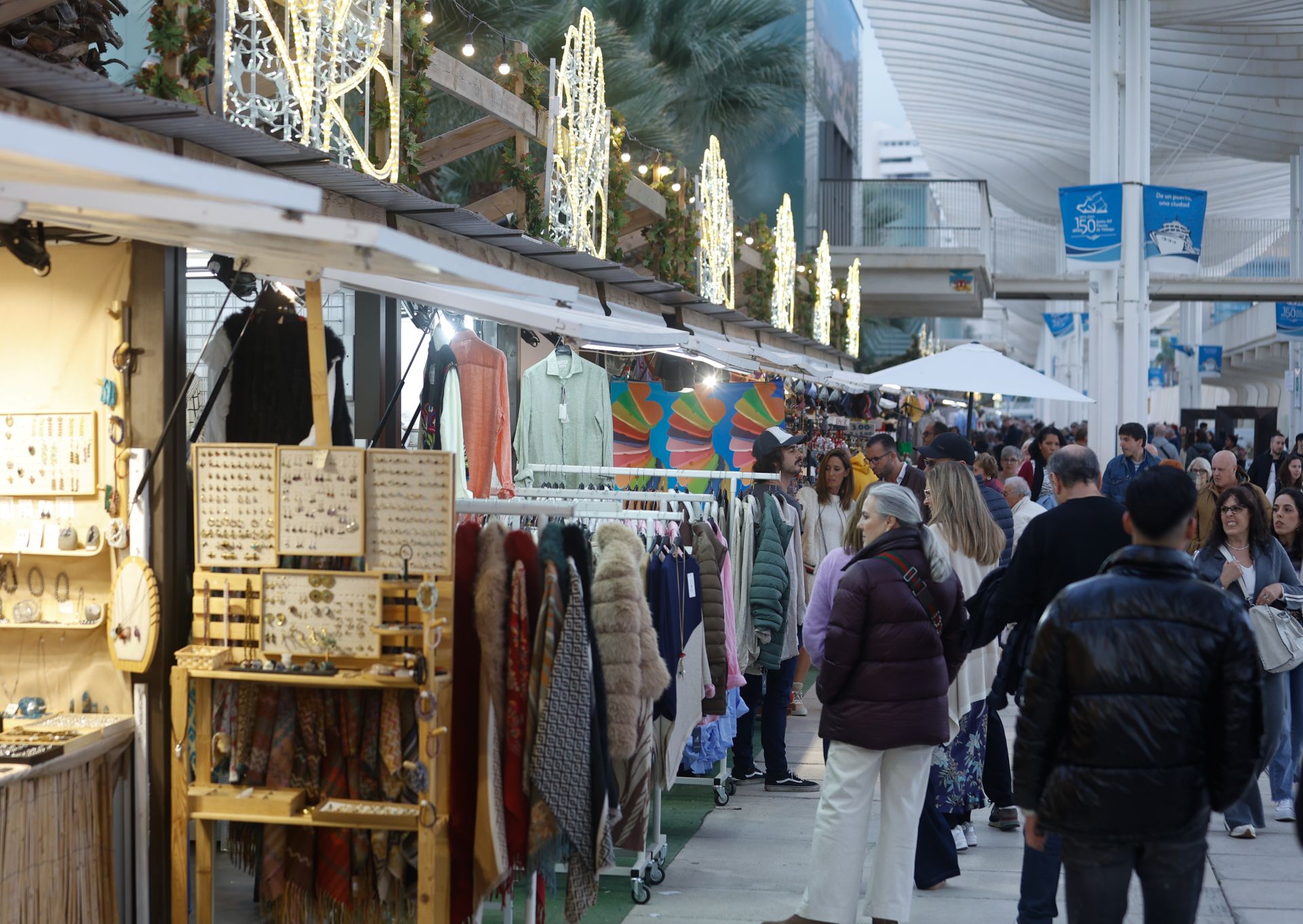 Puestos navideños en el Muelle Uno