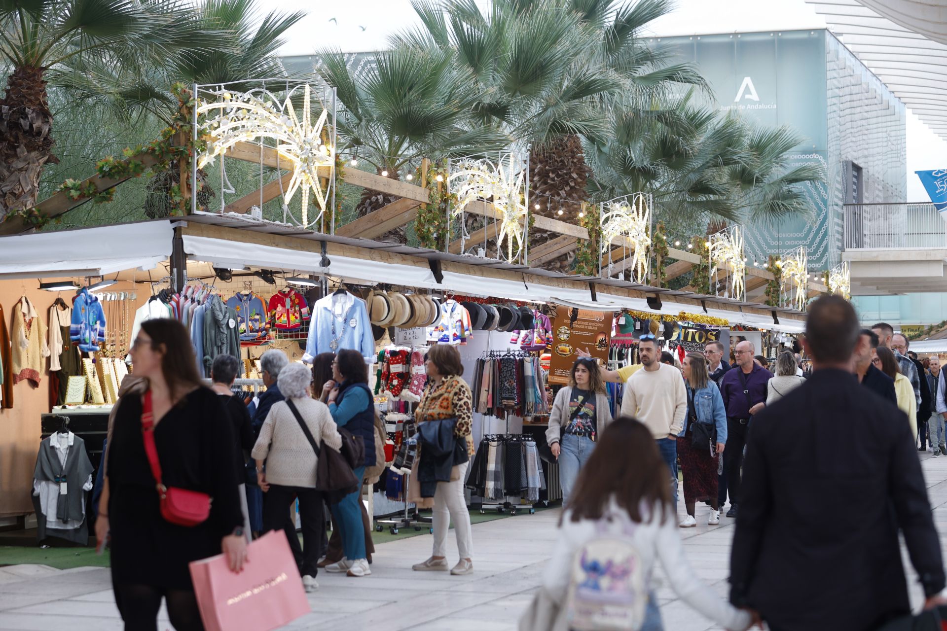Puestos navideños en el Muelle Uno