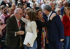 María Jesús Montero saluda a Manuel Chaves este sábado en el congreso socialista.