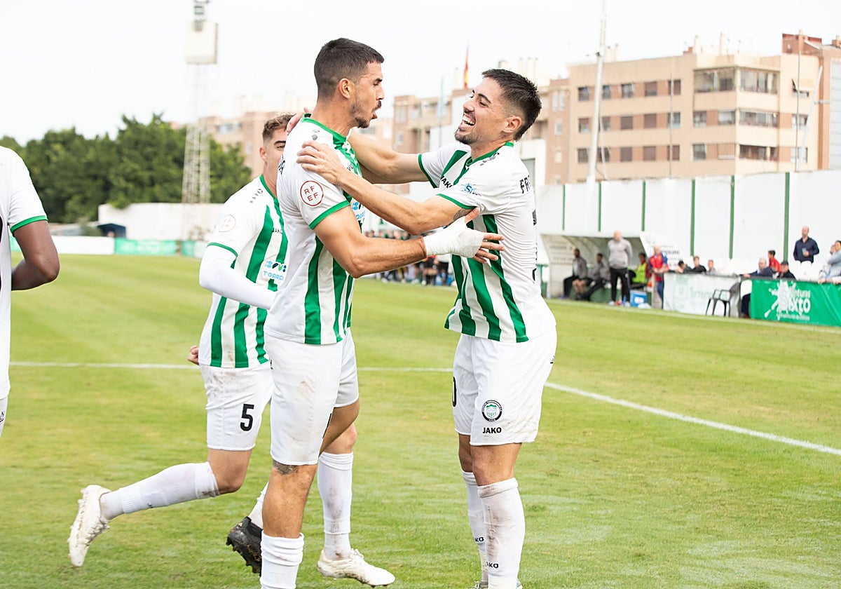Isma Heredia celebra el primer tanto del Torremolinos ante el Antoniano.