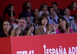 Juan Espadas sigue la intervención de Sánchez desde la presidencia del congreso.