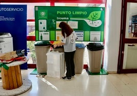 Alumna haciendo uso del punto de reciclaje de la Facultad de Ciencias de la Comunicación.