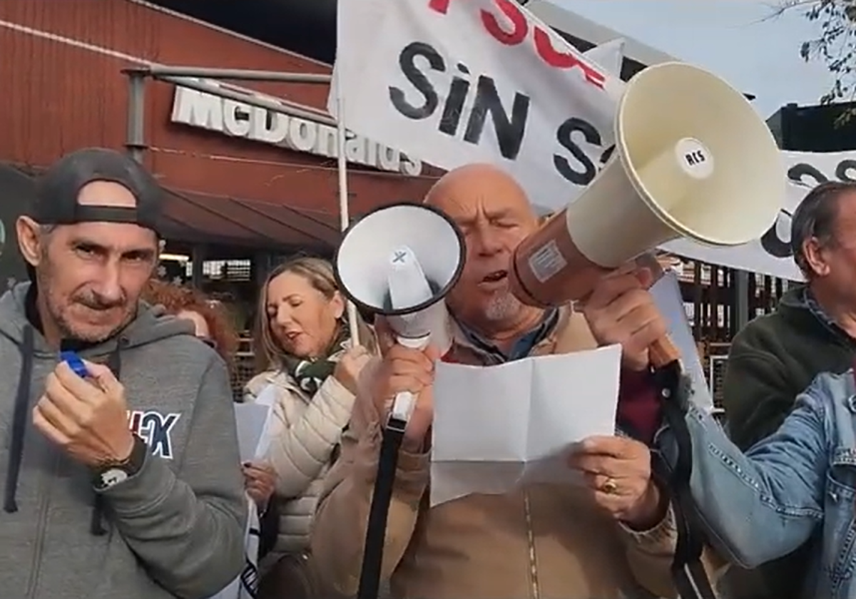 Protesta de los vecinos de El Palo en Sevilla.