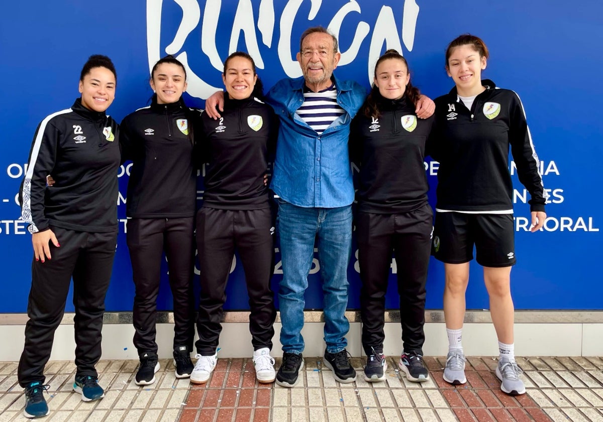 Manolo Rincón posa con las jugadoras del Nueces Ronda Atlético Torcal.