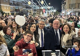 La teniente de alcalde Ana Cebrián, el presidente de la Diputación Francisco Salado, el alcalde Manuel Barón y Patricia Navarro, delegada del Gobierno Andaluz en Málaga, al encender las luces en la noche de este lunes