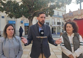 El portavoz socialista veleño en la oposición, Víctor González, este lunes frente al Ayuntamiento.