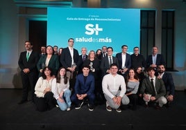 Foto de familia de reconocidos y organizadores de la gala de Salud es Más, que celebró su tercera edición este martes en el Museo del Automóvil y la Moda.