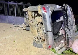 El vehículo que volcó en el lugar del accidente.