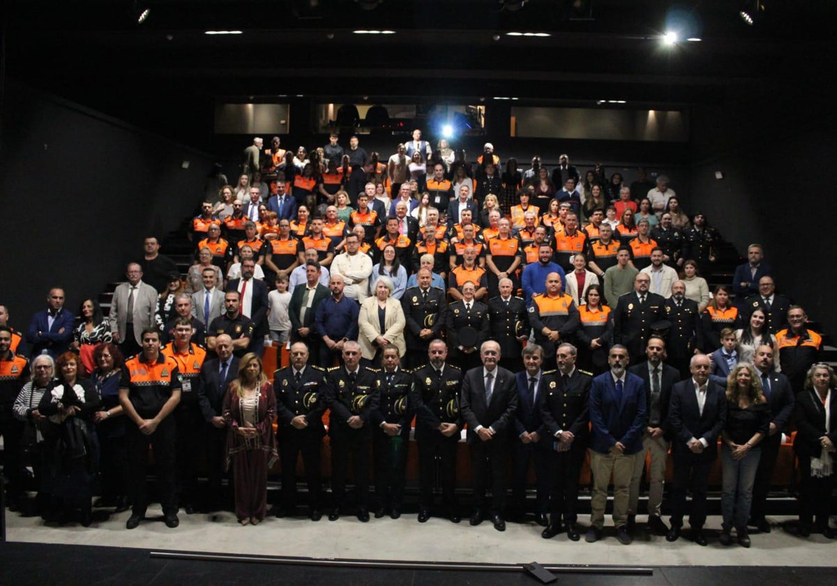 Foto de familia de los homenajeados durante el acto.