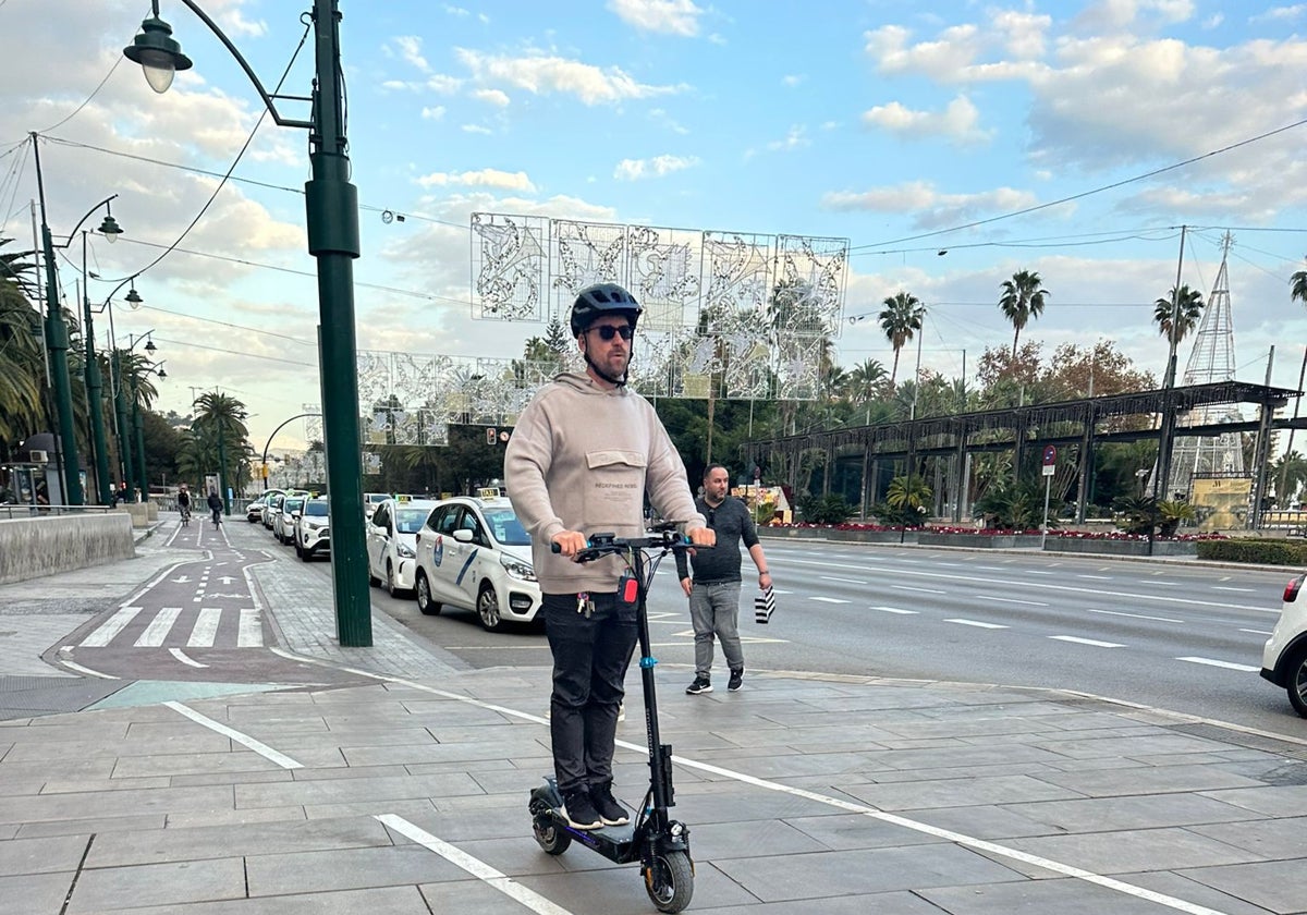 Vista del cambio de color del carril bici que crea confusión.