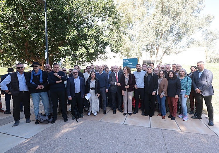 Miembros de la redacción de SUR en activo y jubilados, junto a De la Torre y la familia de Frías.
