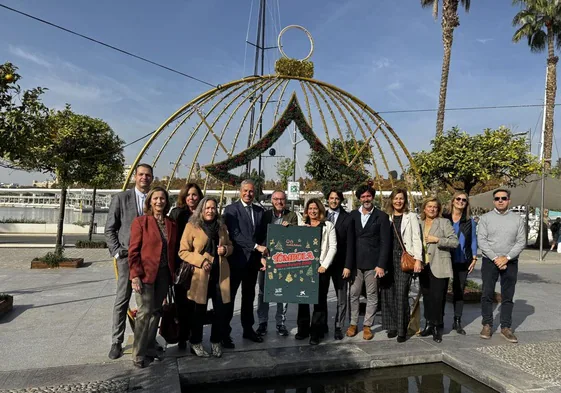 Autoridades asistentes a la presentación de la tómbola benéfica de Nuevo Futuro.