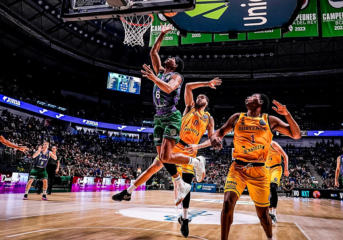 Taylor penetra a canastas en una acción del partido contra el Oostende.