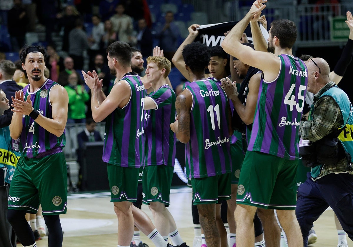 Los jugadores agradecen el apoyo del público al final del partido.