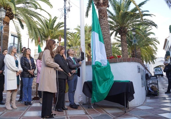 Momento del izado de la bandera andaluza.